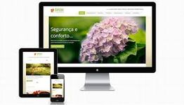 Site de flores em dispositivos: monitor, tablet e smartphone.