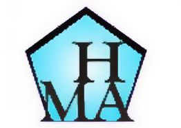 Ein blaues Fünfeck mit den Buchstaben H, M und A in schwarzer Schrift.