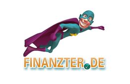 Comic-Superheld fliegt über den Schriftzug "FINANZTER.DE" mit einem grünen Häkchen.