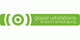 Grünes Logo mit Kreisen und Text: "good vibrations - fit durch Schwingung".