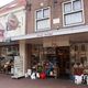 Winkelgevel van Jack Ranke met decoratieve objecten voor de ingang.