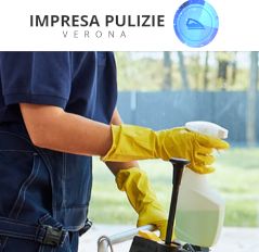Persona con guanti gialli pulisce con spruzzatore e mop. Logo "Impresa Pulizie Verona" in alto.