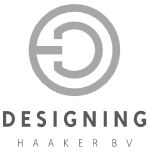 Logo met cirkel en tekst "Designing Haaker BV" in grijstinten.