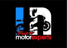 Logo met motor en tekst: "Friese motorexperts" in wit en rood op zwarte achtergrond.