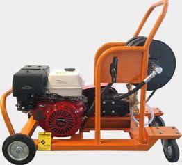 Máquina de limpeza laranja com rodas, motor exposto e mangueira enrolada.