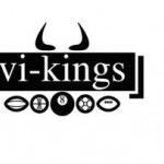Logo met tekst "vi-kings" en iconen van sportballen, met hoorns erboven.