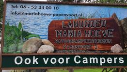 Billboard van Landgoed Maria Hoeve met informatie en contactgegevens voor natuurkampeerterrein.