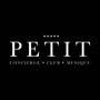 Logotipo "PETIT", com fundo preto e texto em branco: "Coucher, Club, Mésque".