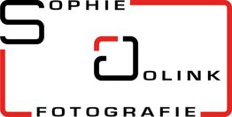 Sophie Dolink Fotografie logo met rode en zwarte lijnen en tekst.