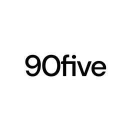 Schwarzer Text „90five“ auf weißem Hintergrund, minimalistisches Design.