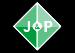 Grünes, gerahmtes Rautensymbol mit weißem Schriftzug „J & P“ auf schwarzem Hintergrund.