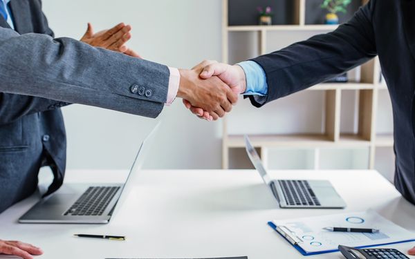 Die eigene Firma verkaufen – darauf müssen Unternehmer achten 