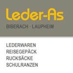 Textgrafik: "Leder-As" mit Städtenamen, Produkte: Lederwaren, Reisegepäck, Rucksäcke, Schulranzen.