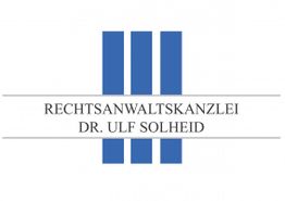 Logo der Rechtsanwaltskanzlei Dr. Ulf Solheid mit drei blauen Streifen.