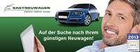 Ein Mann mit Tablet, grünes Auto im Hintergrund, Text: "Auf der Suche nach Ihrem günstigen Neuwagen".