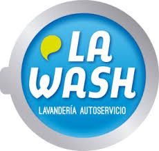 Logo de La Wash, lavandería autoservicio en un círculo azul con detalles plateados y amarillos.