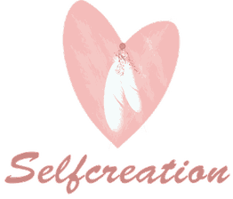 Roze hart met witte veren en sierlijk opschrift 'Selfcreation'.