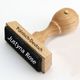 Holzstempel mit Gravur „Polnisch-Deutsch Justyna Rose“.