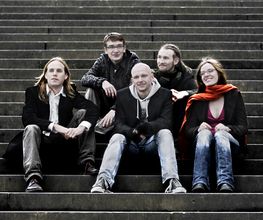 Jeder Song eine kleine Welt – monophil. malen Bilder aus Klang, die man betrachten und in die man eintreten kann. Ihre Musik wird von dem Kontrast filigraner Motive und klar gesetzter Strukturen geprägt; sie verbindet eingängige Popmusik mit melancholisch