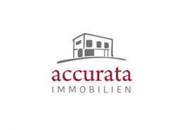 Logo von "accurata Immobilien" mit einem stilisierten Gebäude darüber.