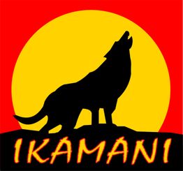 Schwarzer Wolf heult vor roter Sonne mit gelbem Hintergrund, darunter der Schriftzug "IKAMANI".