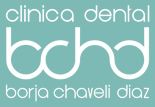 Logo de clínica dental de Borja Chaveli Díaz en fondo azul.