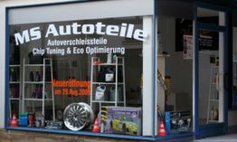 Schaufenster von "MS Autoteile" mit Autoteilen und Neueröffnungshinweis am 29. Aug. 2009.