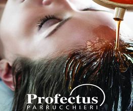 Donna riceve un trattamento per capelli con olio presso Profectus Parrucchieri.