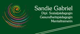 Bunter Spiralpfad und Text: "Sandie Gabriel, Dipl. Sozialpädagogin, Gesundheitspädagogin, Mentaltrainerin".