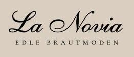 Schriftzug "La Novia Edle Brautmoden" auf beigem Hintergrund in eleganter Schriftart.