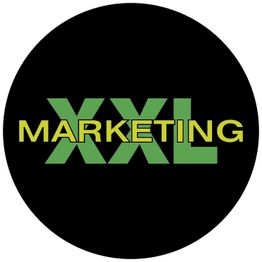 Schwarzer Kreis mit grün-gelbem Text "XXL MARKETING".