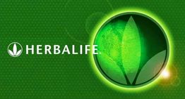 Logo de Herbalife sobre fondo verde con un símbolo de hoja dentro de un círculo brillante.