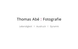 Text: "Thomas Abé: Fotografie. Lebendigkeit | Ausdruck | Dynamik". Weißer Hintergrund.