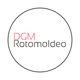 Logo circular con texto: "DGM Rotomoldeo" en letras negras y rojas.