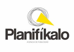 Logo de "Planifíkalo" con una figura amarilla y negra encima de las letras.