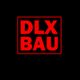 Rote Buchstaben "DLX BAU" auf schwarzem Hintergrund, in einem roten Rahmen.