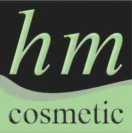 Grünes Logo mit schwarzem Hintergrund: "hm cosmetic" in geschwungener Schrift.
