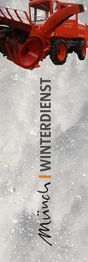 Roter Schneepflug in München, Schriftzug "WINTERDIENST" mit Schneefall-Hintergrund.
