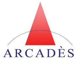 Logo Arcadès avec triangle rouge et texte bleu dessous.