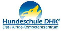 Logo der Hundeschule DHK mit gelbem Hundekopf auf blauem Kreis und Slogan "Das Hundekompetenzzentrum".