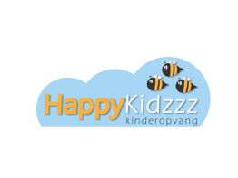 Logo met tekst "Happy Kidzzz kinderopvang" in een blauwe wolk met drie bijen.