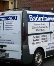 Lieferwagen mit Werbung für Badezimmer-NEU Dienstleistungen und Kontaktinformationen.