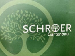 Grünes Logo mit Baum und Schriftzug "Schroer Gartenbau" darauf.
