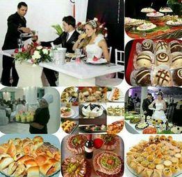 Mesa de casamento com noivos, comidas variadas, garçons servindo e decoração elegante.