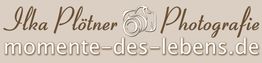 Logo von Ilka Plötner Fotografie mit einer Kamera und der Website: momente-des-lebens.de.