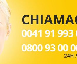 Freundliche Frau mit Headset, Text: "CHIAMACI", Telefonnummern, 24h/365 Tage.