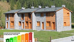 Villette a schiera con pannello di certificazione energetica colorato in primo piano.