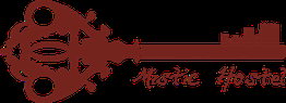 Ilustración de una llave antigua con la silueta de un castillo y el texto "Mistic Hostel".