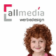 Ein Junge mit lockigem Haar vor einem Logo mit der Aufschrift "allmedia werbedesign".