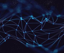 Abstrakte blaue Netzlinien auf dunklem Hintergrund, die ein Netzwerk oder neuronale Verbindungen darstellen.